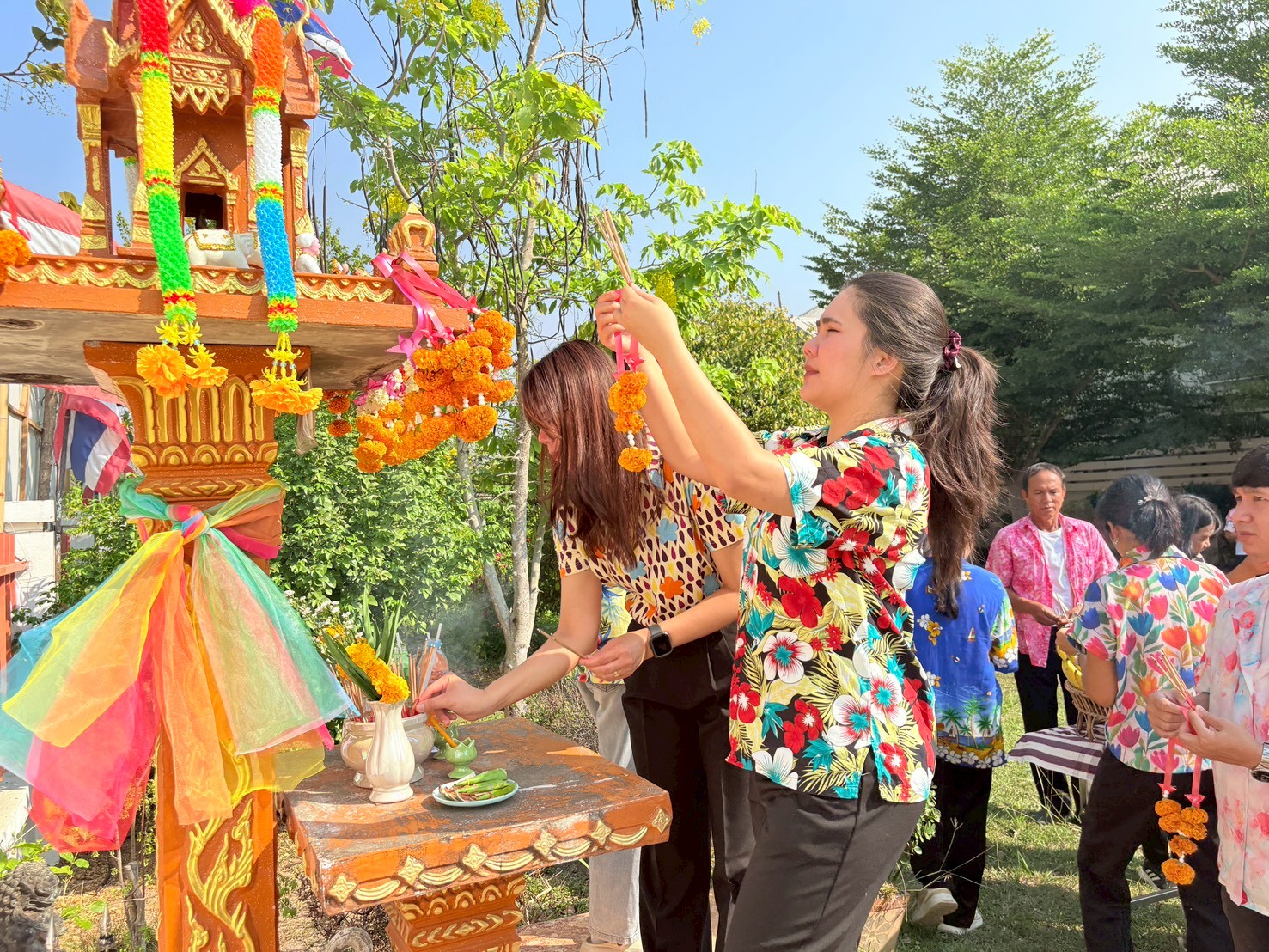 title - ส.ป.ก. ยโสธร จัดพิธีเจริญพระพุทธมนต์ทำบุญถวายภัตตาหารเพลแด่พระสงฆ์ พิธีสักการะศาลเจ้าที่และสิ่งศักดิ์สิทธิ์ประจำสำนักงาน เนื่องในเทศกาลวันขึ้นปีใหม่ไทย